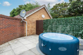 Sleek Stylish House 2 Parking - Hot tub & Arcade